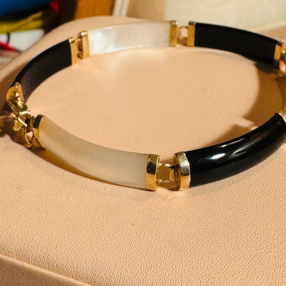 14K YELLOW GOLD ONYX & MOTHER OF PEARL BRACELET 7" LONG  8.4 GRAMS
